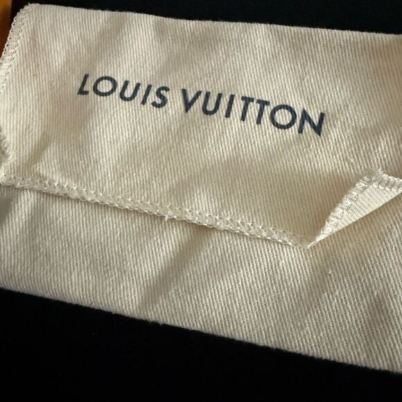 Used in excellent condition Louis Vuitton  blk Gray Eclipse Monogram Card Holder - Picture 7 of 11